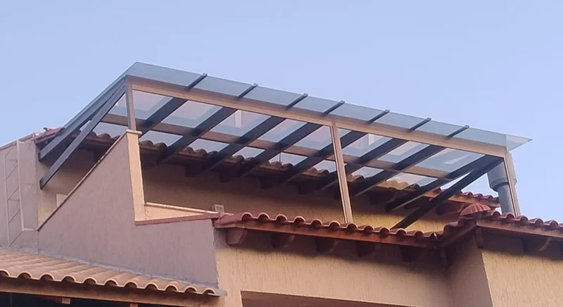 Cobertura de vidro instalada em Porto Alegre — Unika Vidros