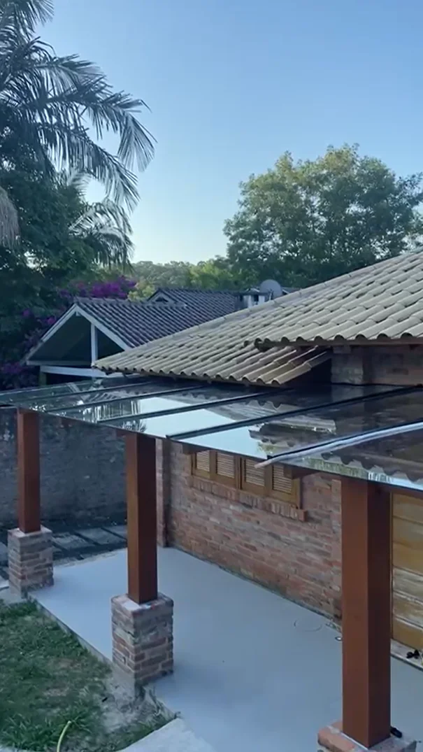 Cobertura de vidro instalada em Porto Alegre — Unika Vidros