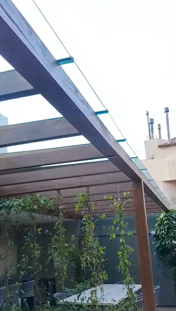Cobertura de vidro instalada em Porto Alegre — Unika Vidros
