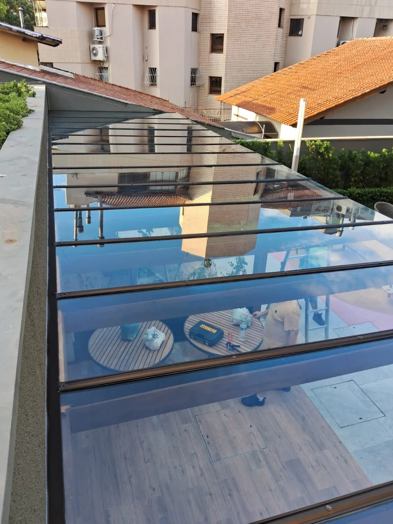 Cobertura de vidro instalada em Porto Alegre — Unika Vidros