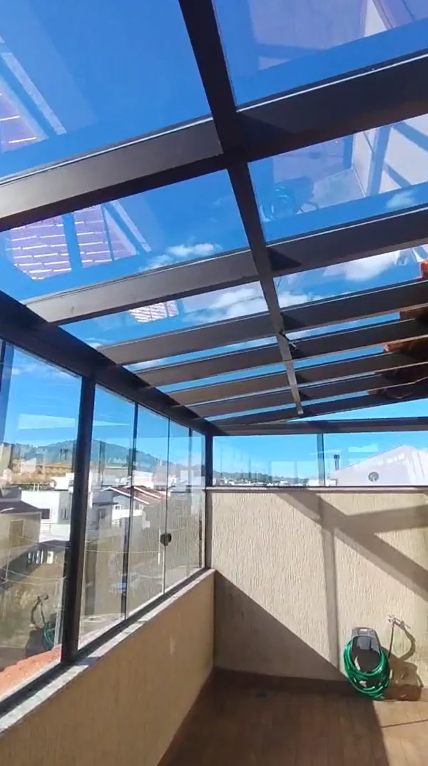 Cobertura de vidro instalada em Porto Alegre — Unika Vidros