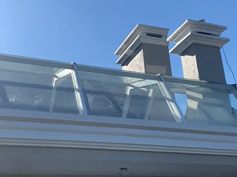 Telhado de vidro com controle solar instalado em varanda — Unika Vidros Porto Alegre
